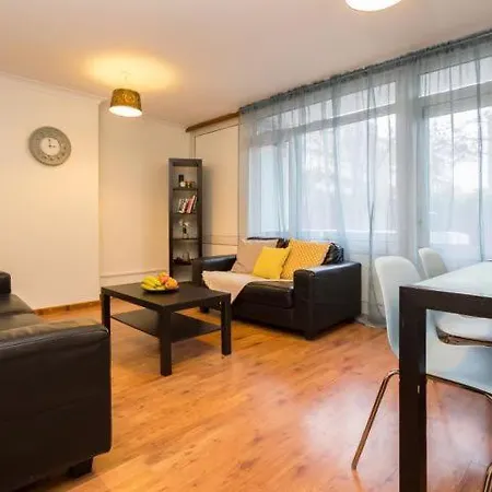 3 Bedroom Flat In London
