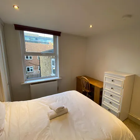 Gorgeous Hammersmith Home. Sleeps 6. Tube 5 Mins! London