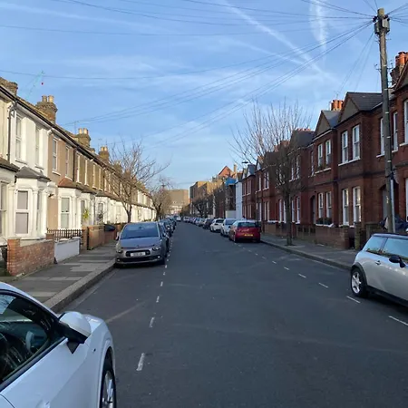 Gorgeous Hammersmith Home. Sleeps 6. Tube 5 Mins! * London