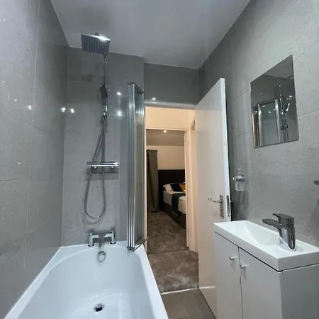 Tooting - Cosy 2 Bedroom House With Garden, 5 Mins Walk To Tube Station * London