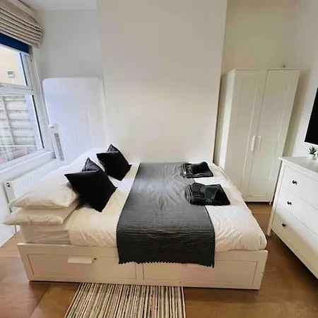 Apartment Lovely 2 Bedroom Ground Floor Flat With Garden. *