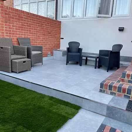 Luxury En-suite 6 Bedroom House - West London Villa *