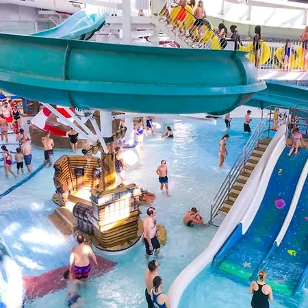 With Free Parkings, Surbiton, Kingston Upon Thames, Surrey, Greater London Uk Holiday home