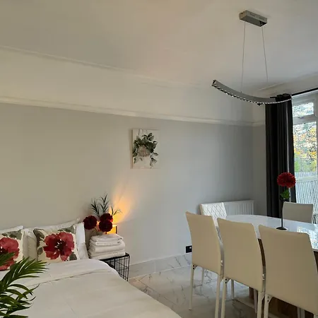With Free Parkings, Surbiton, Kingston Upon Thames, Surrey, Greater London Uk