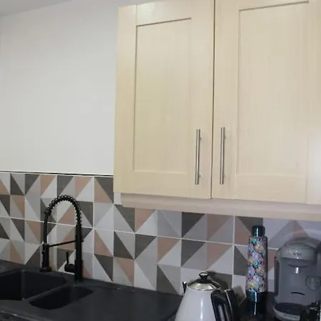 Apartment Urban Oasis: North London Edmonton