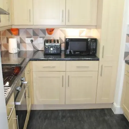 Urban Oasis: North London Apartment Edmonton