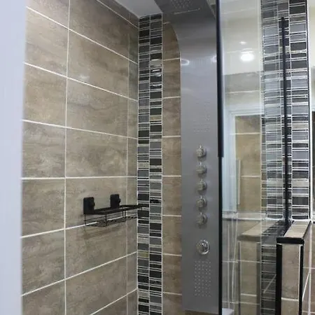 Apartment Urban Oasis: North London Edmonton