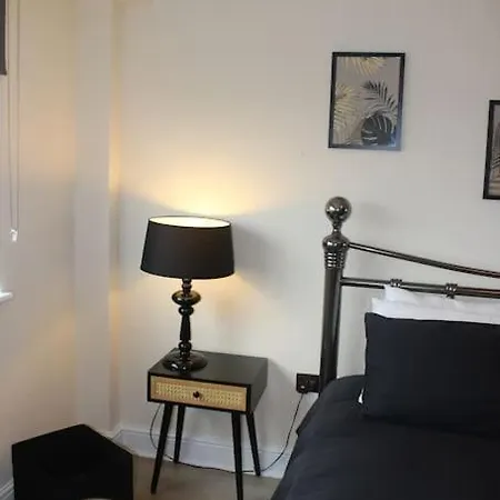 Urban Oasis: North London Apartment *