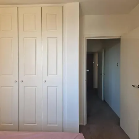 Large 1 Bed Flat Near Hyde Park Apartment London