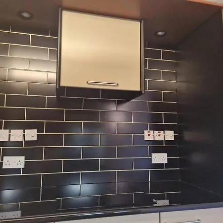 Large 1 Bed Flat Near Hyde Park *