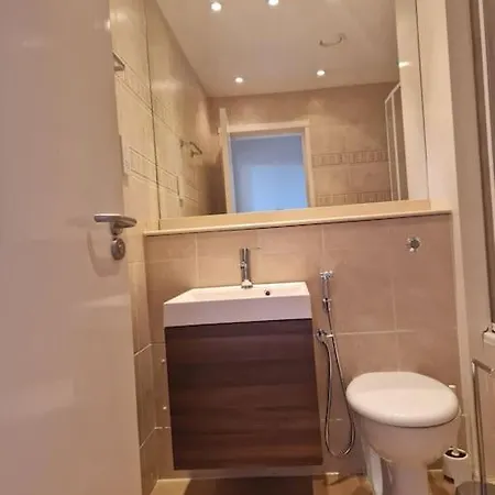 Large 1 Bed Flat Near Hyde Park