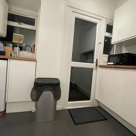 Tooting - Cosy 2 Bedroom House With Garden, 5 Mins Walk To Tube Station * London