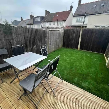Holiday home Tooting - Cosy 2 Bedroom House With Garden, 5 Mins Walk To Tube Station