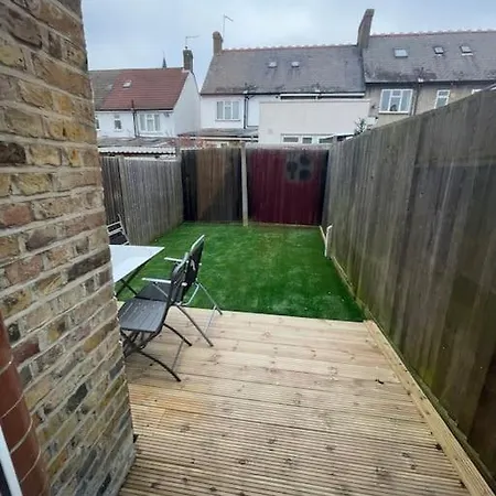 Tooting - Cosy 2 Bedroom House With Garden, 5 Mins Walk To Tube Station Holiday home London