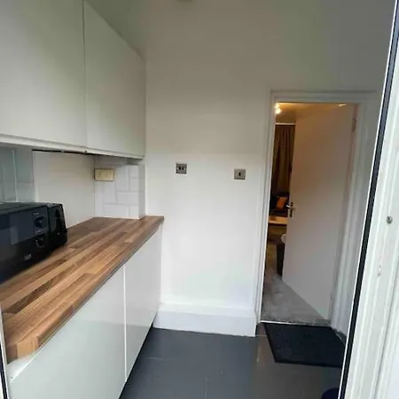Tooting - Cosy 2 Bedroom House With Garden, 5 Mins Walk To Tube Station London
