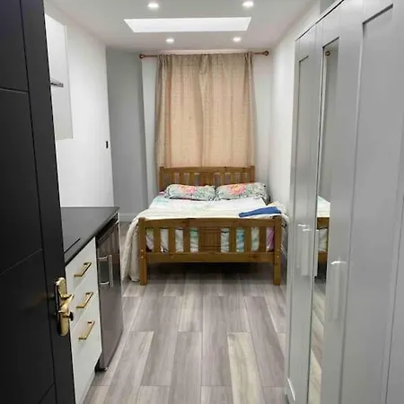 Great Place In Northwood Apartment