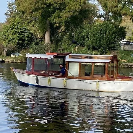 Twin With Free Parkings, Surbiton, Kingston Upon Thames, Surrey, Greater London, Uk! *