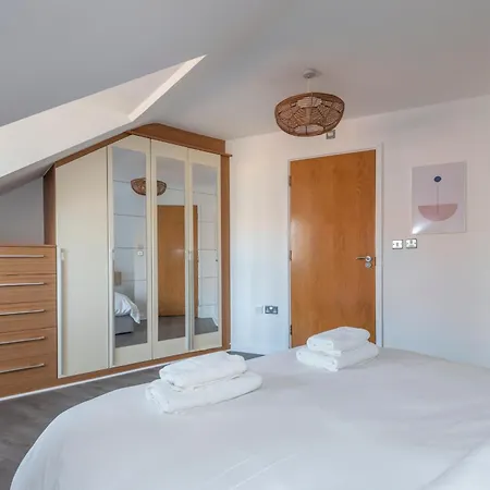 Apartment The Loft - Spacious Luxury 2 Bed 2 Bath With Free Secure Parking And Tube Close By London