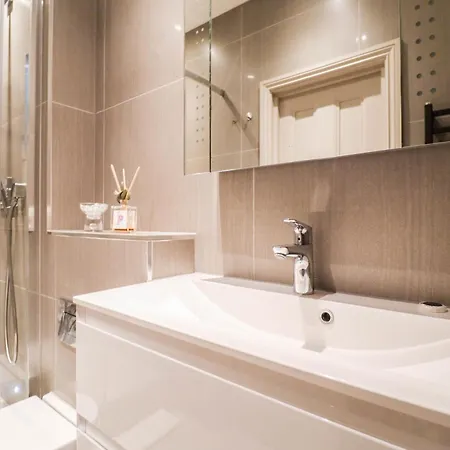Lovely Kensington In A Prime Location *