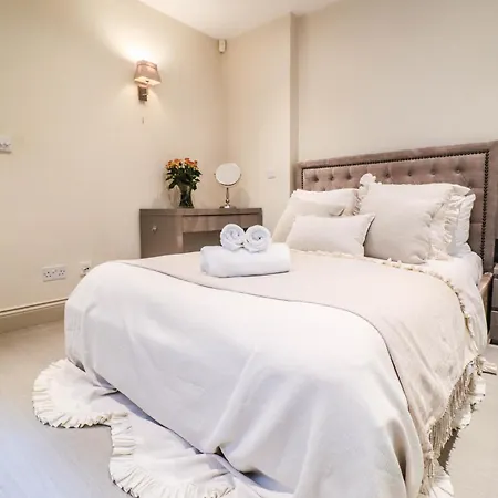 Lovely Kensington In A Prime Location Apartment *