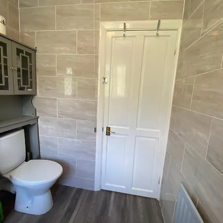 Stunning Modern Cozy 5 Star 3 Bedroom House-free Parking Greater London Metro Stations Hosted By Tony Catford