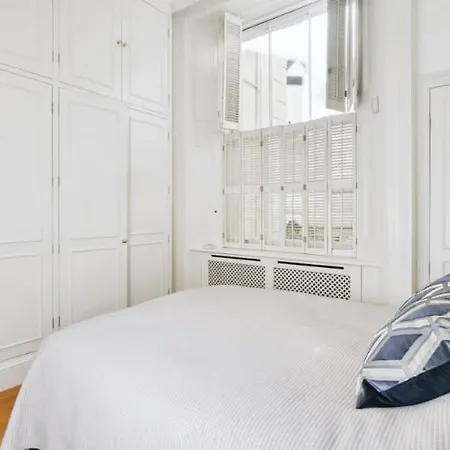 Kensington High Street Apartment *