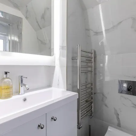 Sleek & Well-connected Flat Archway! London