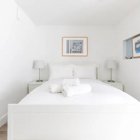 Sleek & Well-connected Flat Archway! *