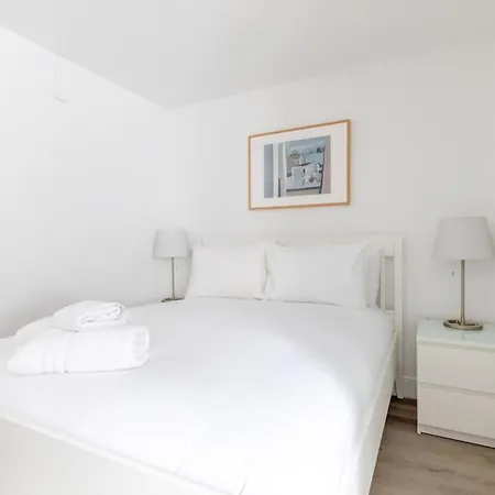 Sleek & Well-connected Flat Archway!