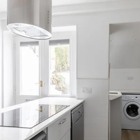 Sleek & Well-connected Flat Archway!