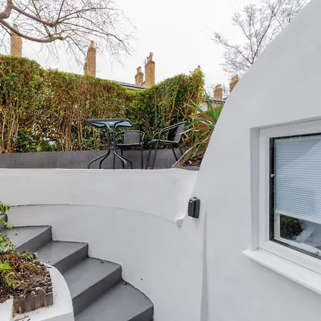 Sleek & Well-connected Flat Archway! * London