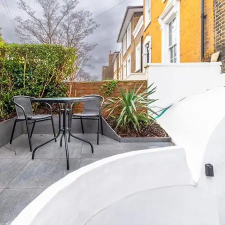 Sleek & Well-connected Flat Archway! London