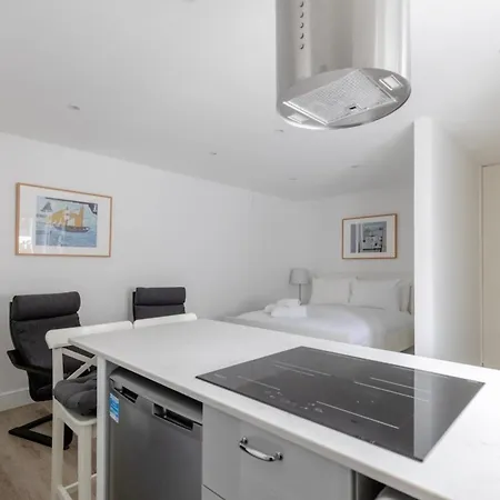 Sleek & Well-connected Flat Archway!