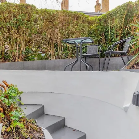 Sleek & Well-connected Flat Archway! * London
