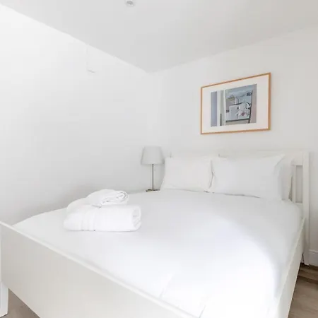 Sleek & Well-connected Flat Archway! London