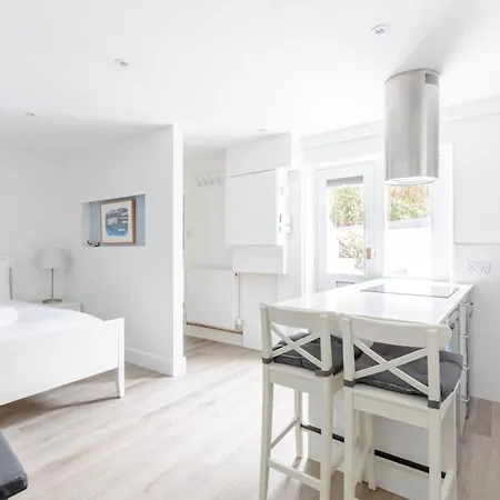 Sleek & Well-connected Flat Archway! Apartment