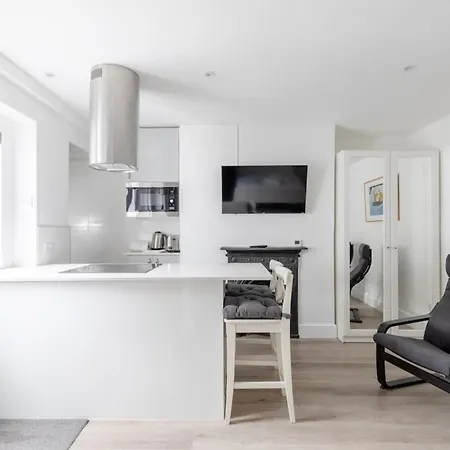Sleek & Well-connected Flat Archway! *
