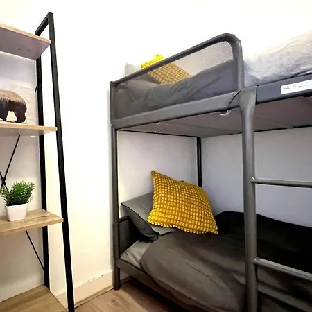 Holiday home Spacious 2-bed House 20 Mins From Central