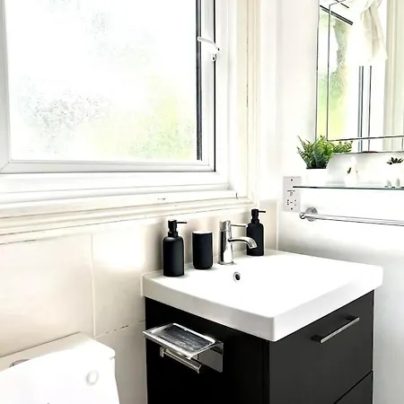 Spacious 2-bed House 20 Mins From Central *