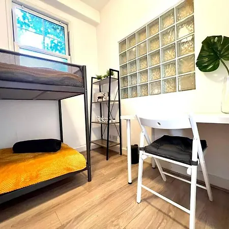 Spacious 2-bed House 20 Mins From Central London