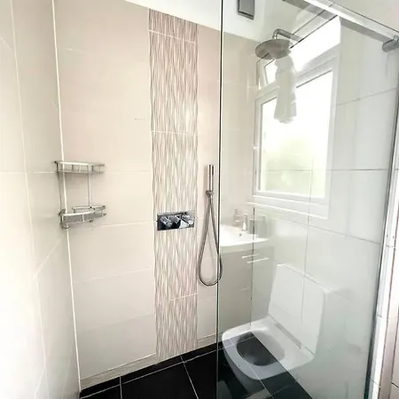 Spacious 2-bed House 20 Mins From Central Holiday home *