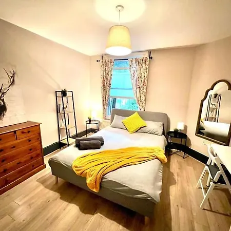 Spacious 2-bed House 20 Mins From Central Holiday home