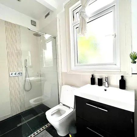Holiday home Spacious 2-bed House 20 Mins From Central *