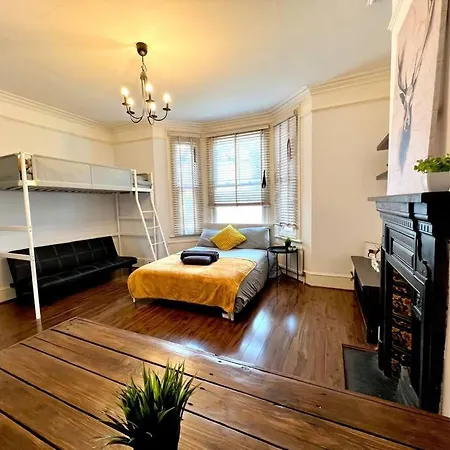 Holiday home Spacious 2-bed House 20 Mins From Central *