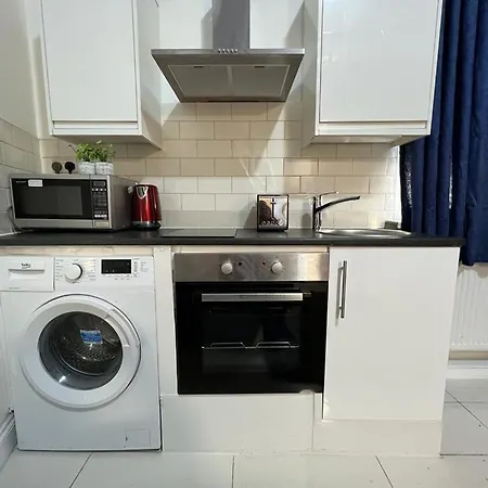 Modern Queenspark Apartment London