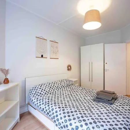Small One-bed Flat, Payment Required Straight Away, Host Will Message After You've Made A Reservation * London