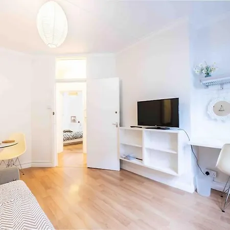 Small One-bed Flat, Payment Required Straight Away, Host Will Message After You've Made A Reservation Apartment