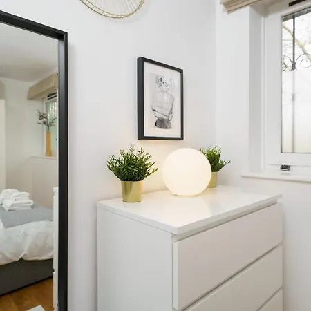 Apartment Lovely In Victoria Park Village