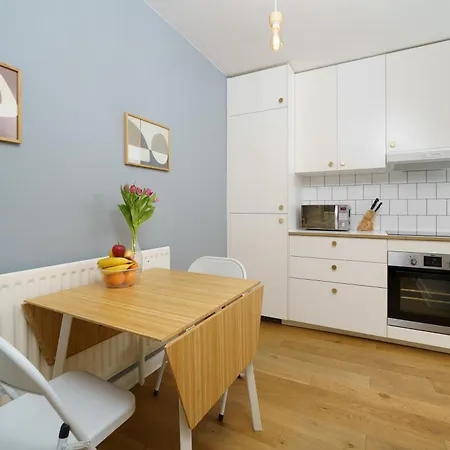 Apartment Lovely In Victoria Park Village
