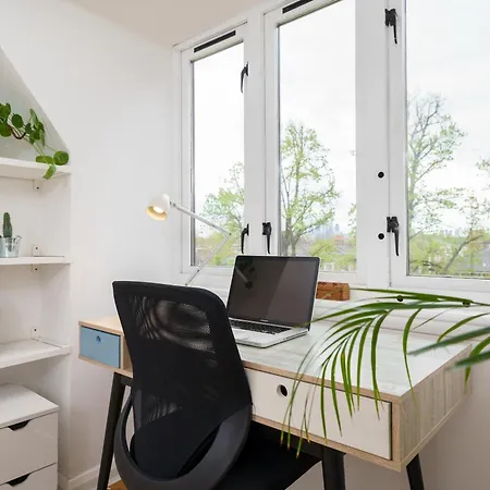 Lovely In Victoria Park Village Apartment
